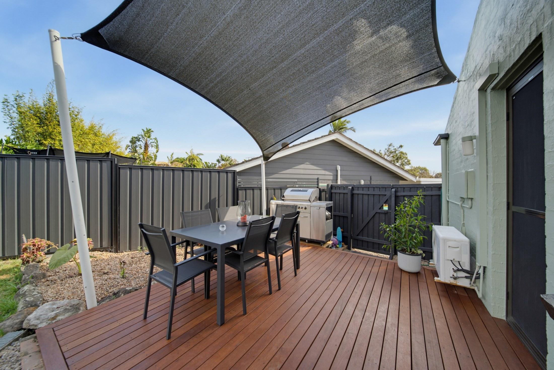 Outdoor entertaining deck